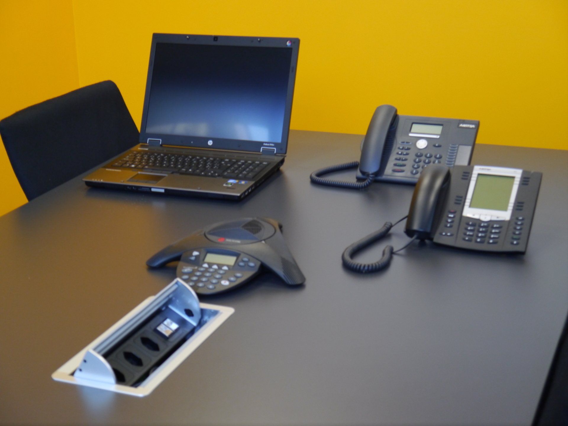 deux téléphones fixes et un ordinateur portable