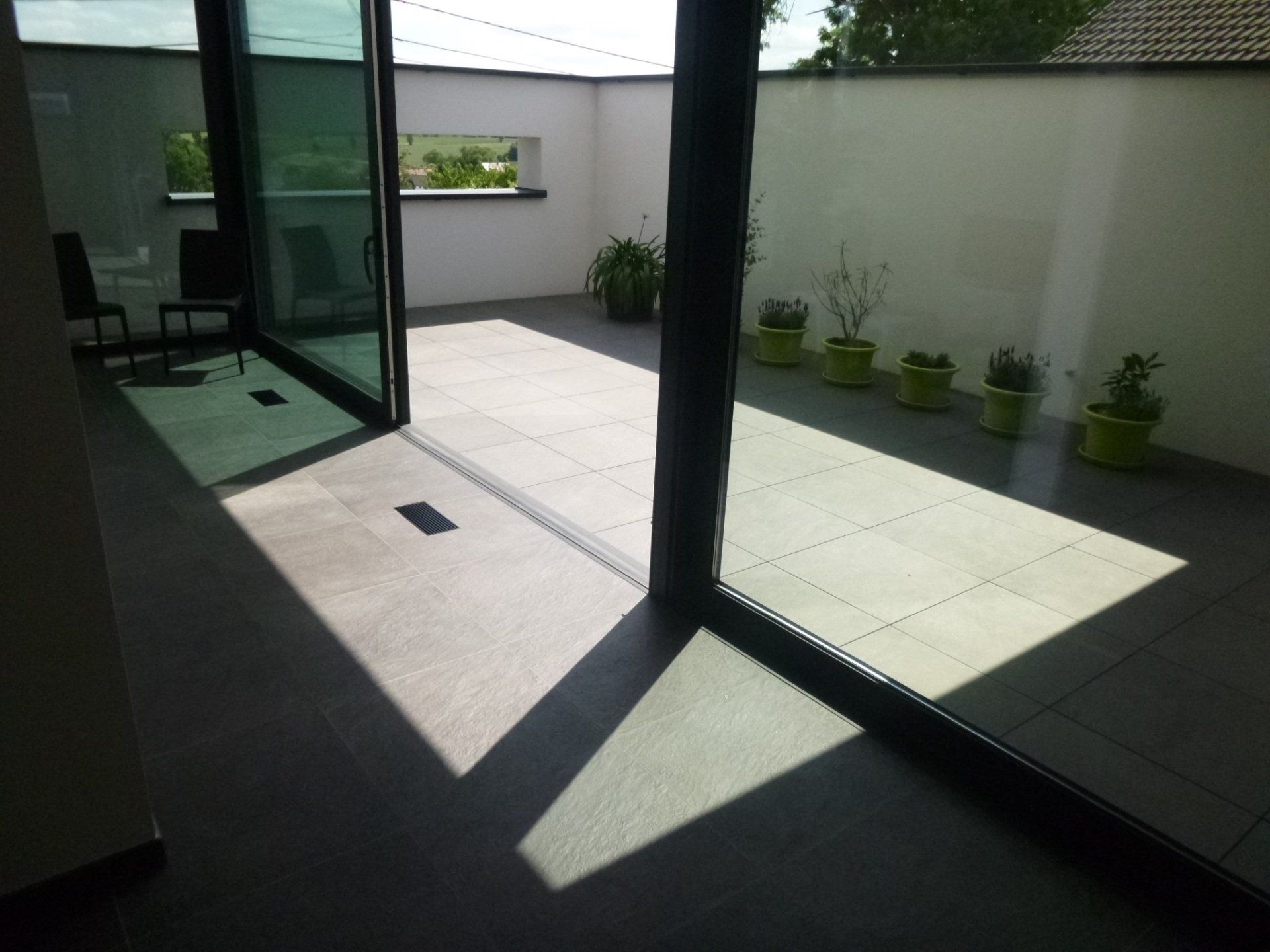 Moderne crepi woning met thuiskantoor en inpandig terras in Diest - leefruimte - Architectengroep Janssens