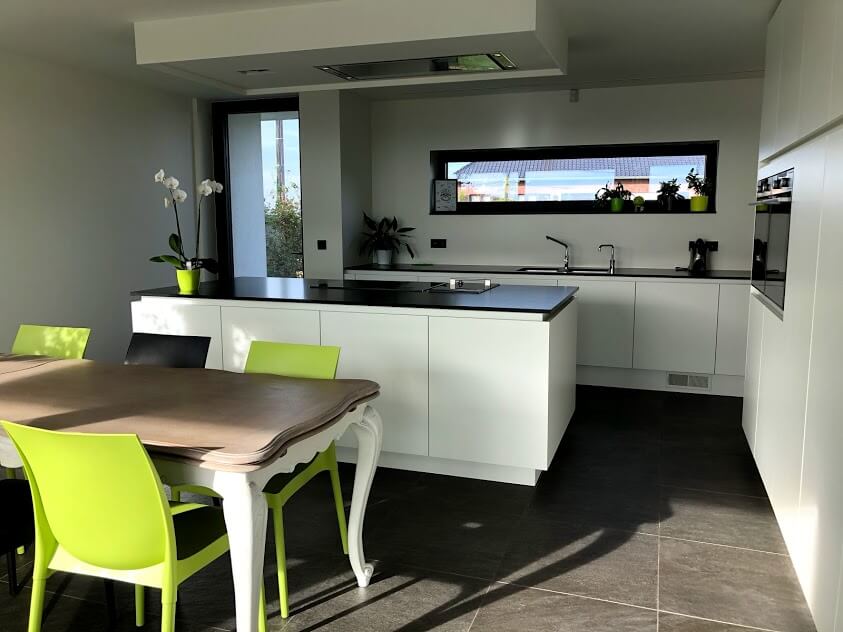Moderne crepi woning met thuiskantoor en inpandig terras in Diest - leefkeuken in graniet - Architectengroep Janssens