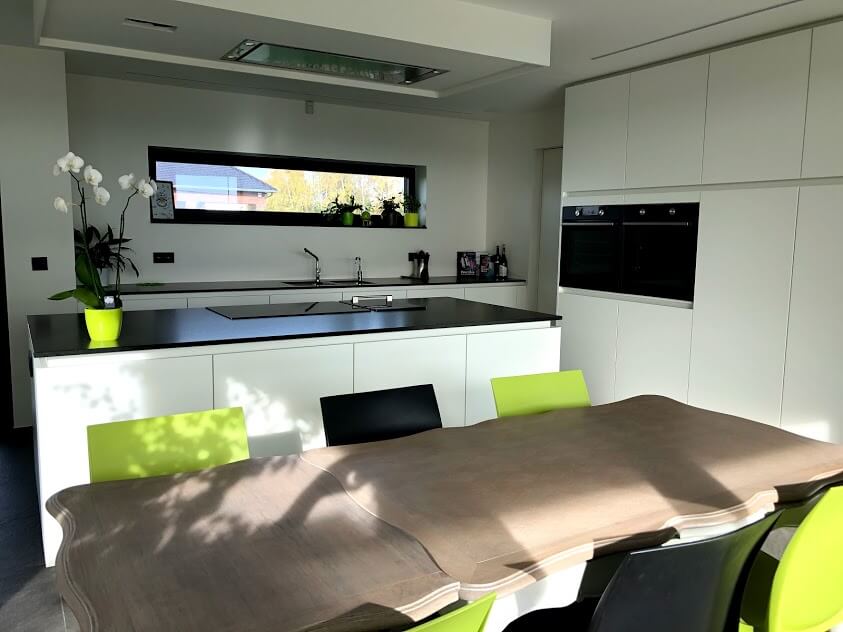 Moderne crepi woning met thuiskantoor en inpandig terras in Diest - moderne leefkeuken - Architectengroep Janssens