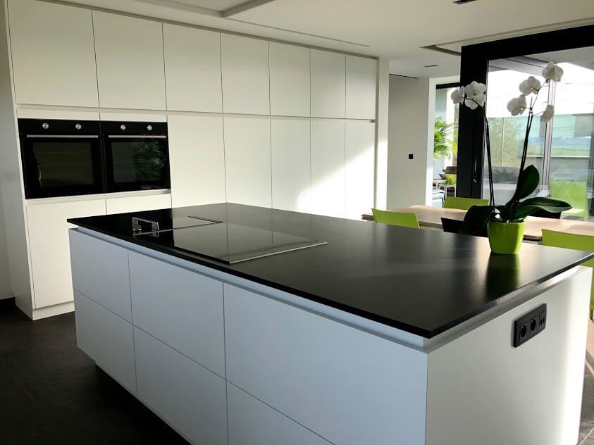 Moderne crepi woning met thuiskantoor en inpandig terras in Diest - leefkeuken met keukeneiland - Architectengroep Janssens