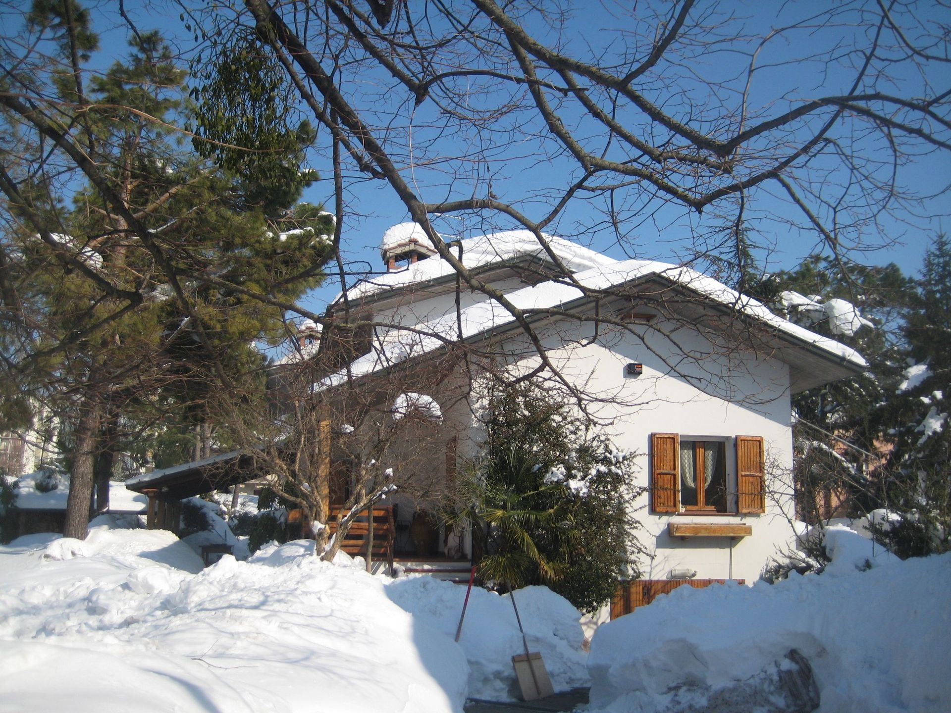 casa sotto la neve