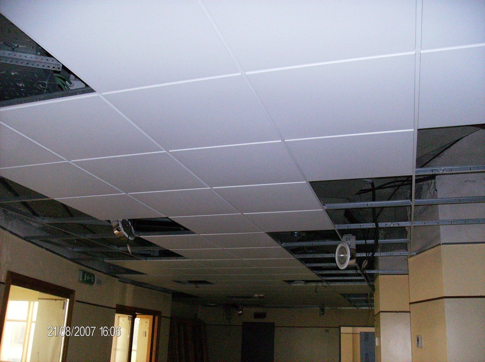 decorazione soffitto piastrelle