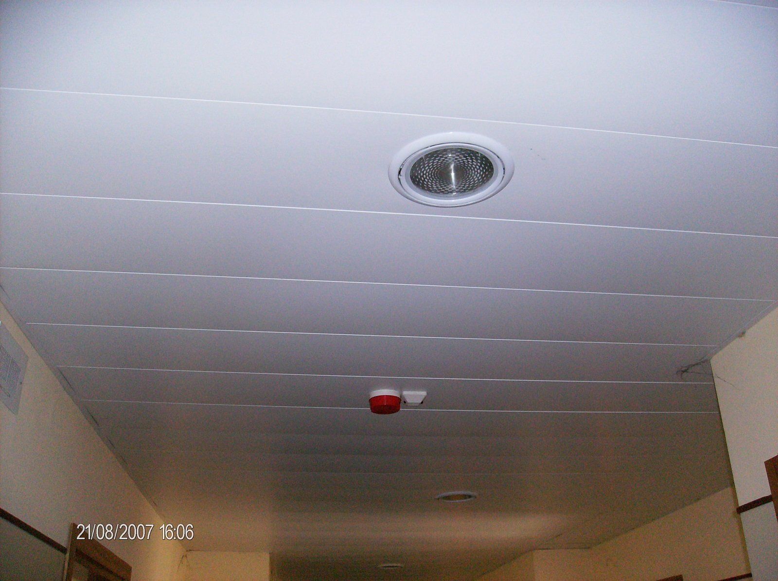decorazione soffitto piestrelle biance