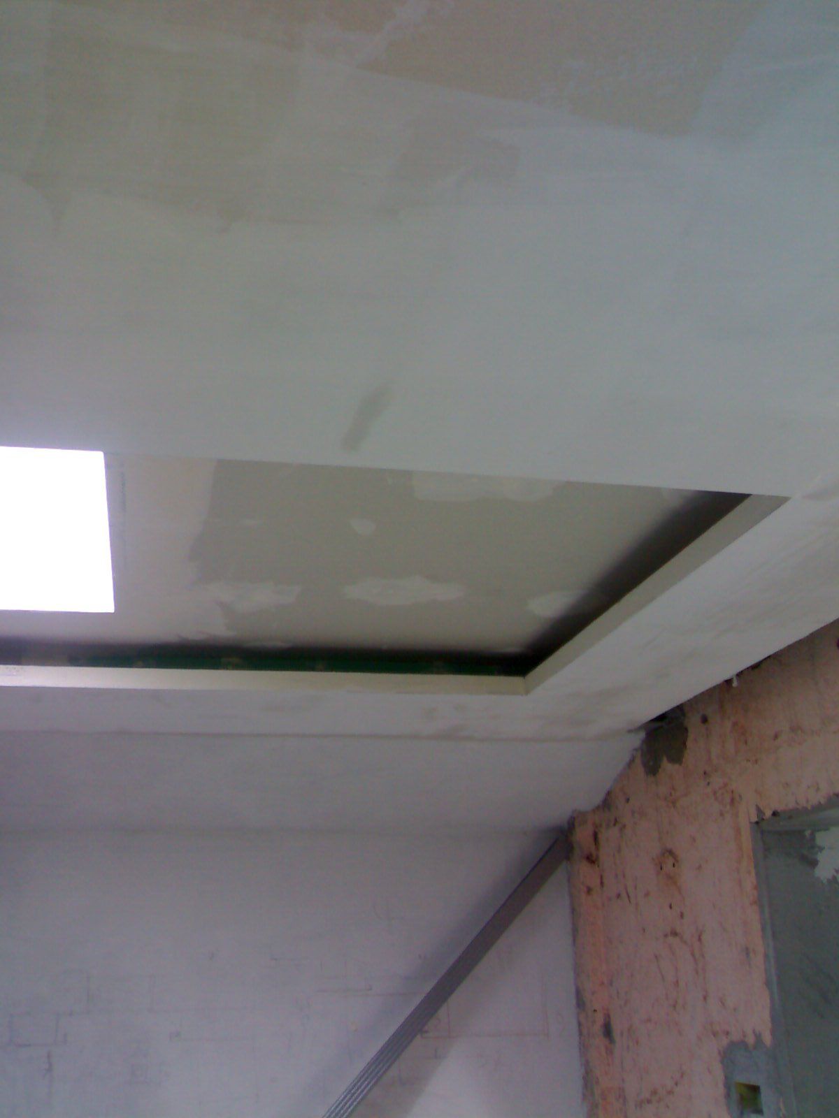 soffitto bianco in corso