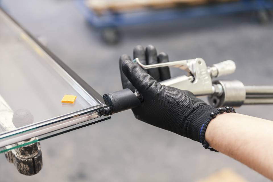 realizzazione di una vetrata antisfondamento