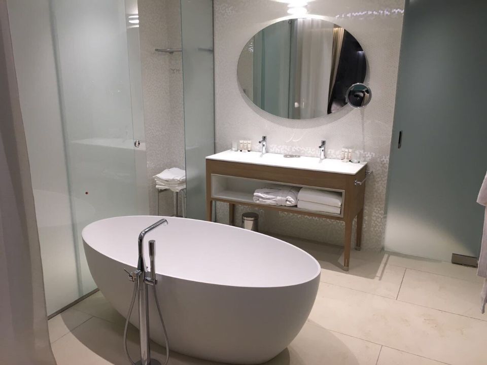 specchio ovale in stanza da bagno