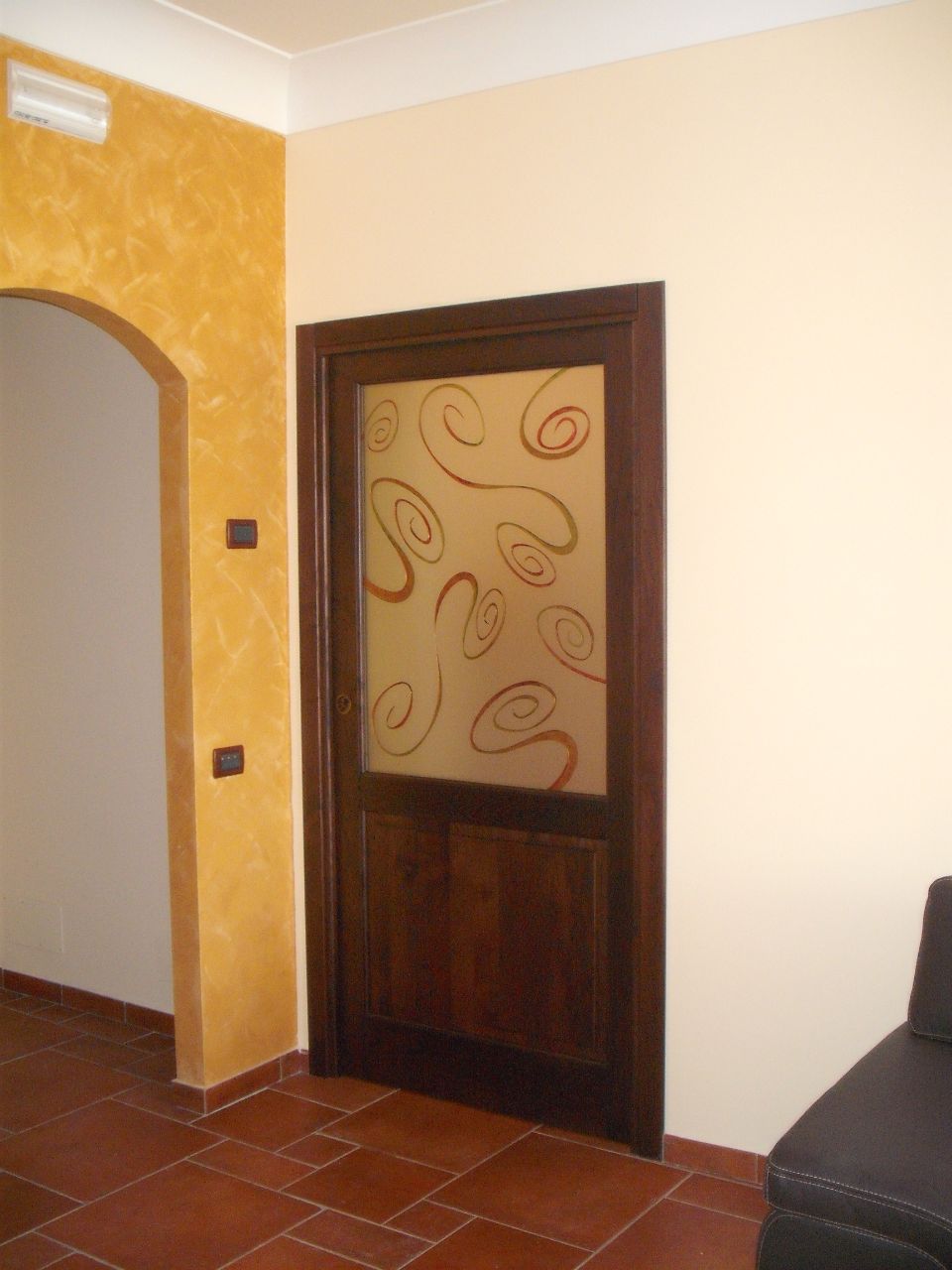 incisione su porta per interni in vetro e legno