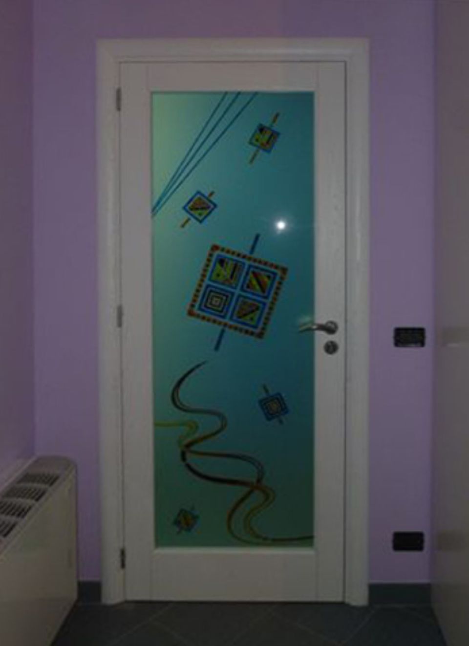 porta in legno e vetro inciso