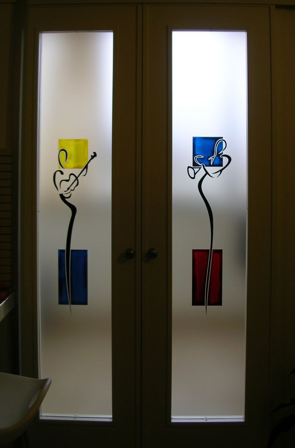 musicista disegnato su vetrata di una porta