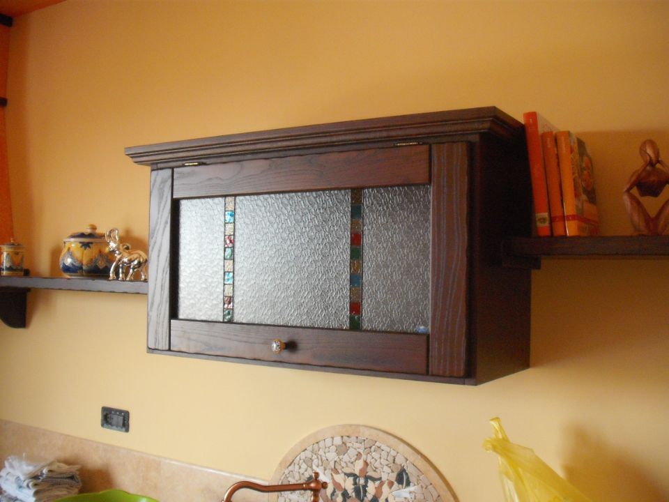 decorazione tiffany su pensile da cucina