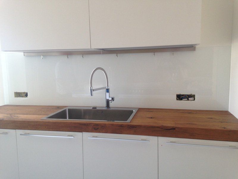 bancone cucina in legno e paraschizzi in vetro