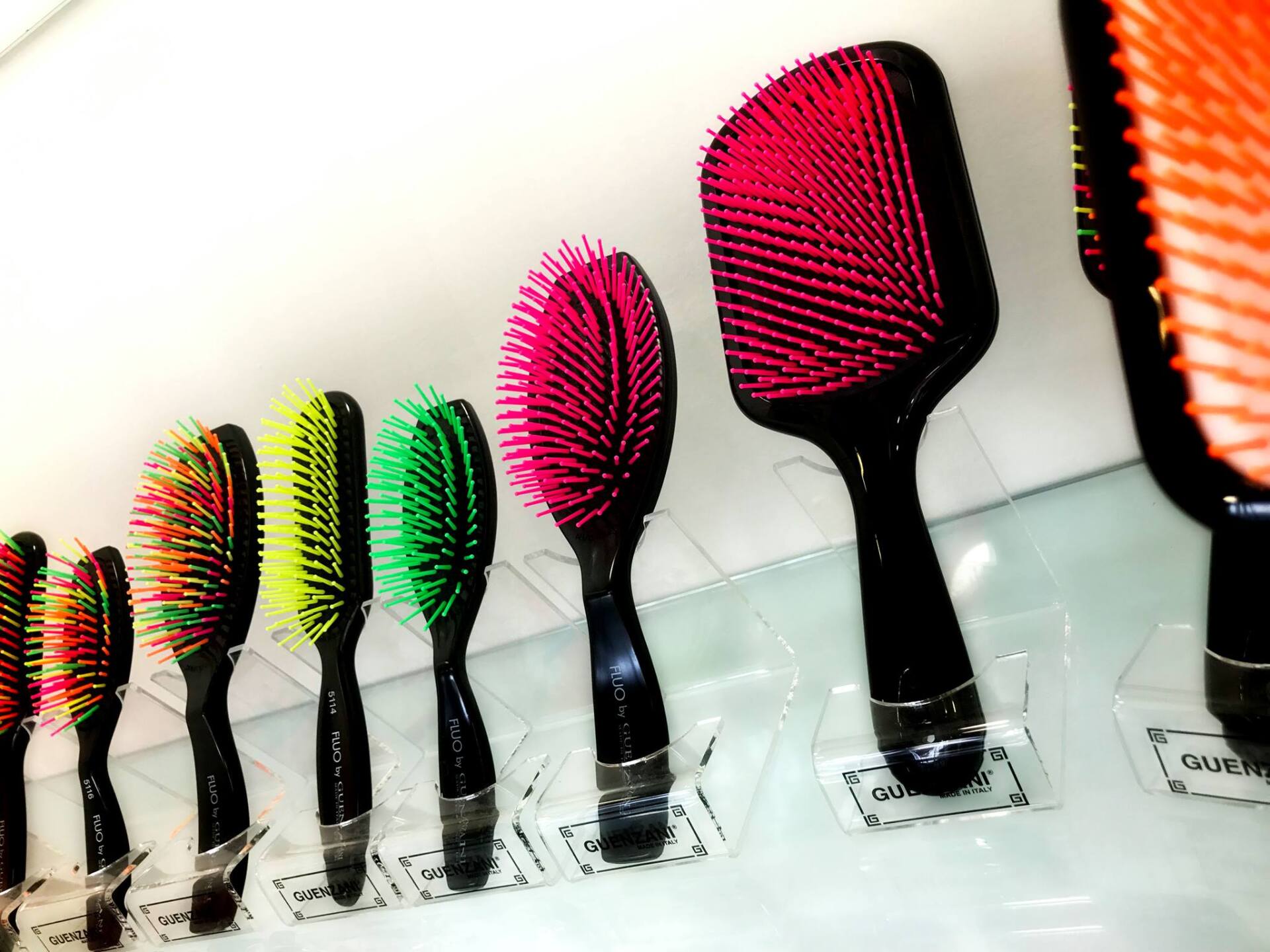 dettaglio spazzole fluo per capelli