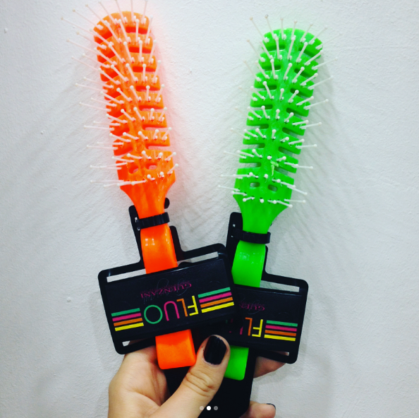 pettini fluo verdi e arancio per capelli