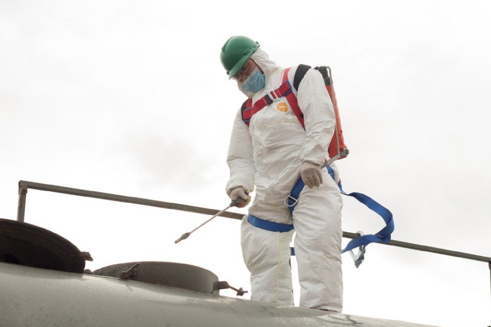 operaio durante una operazione di sanificazione