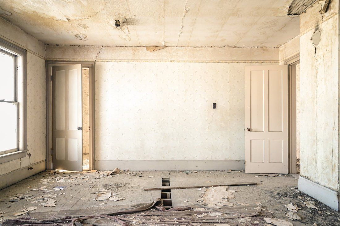 Photo of a dilapidated room which is desperately in need of a renovation and some fresh drywall