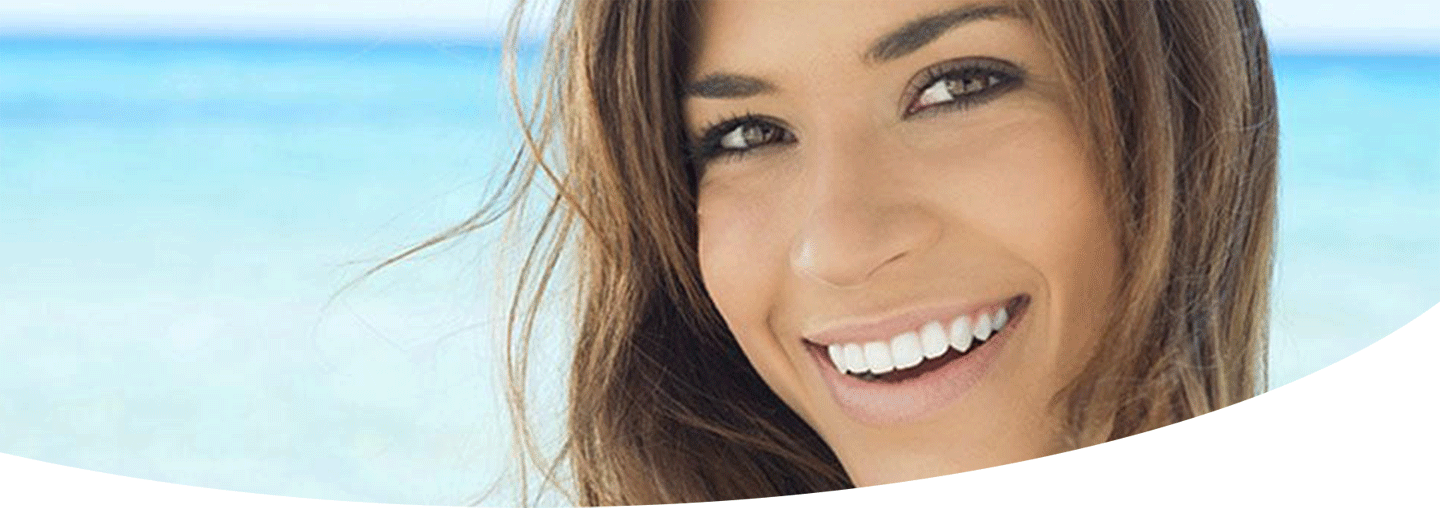 una donna sorridente