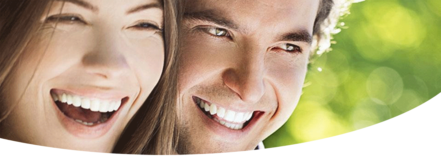 una donna e un uomo che ridono