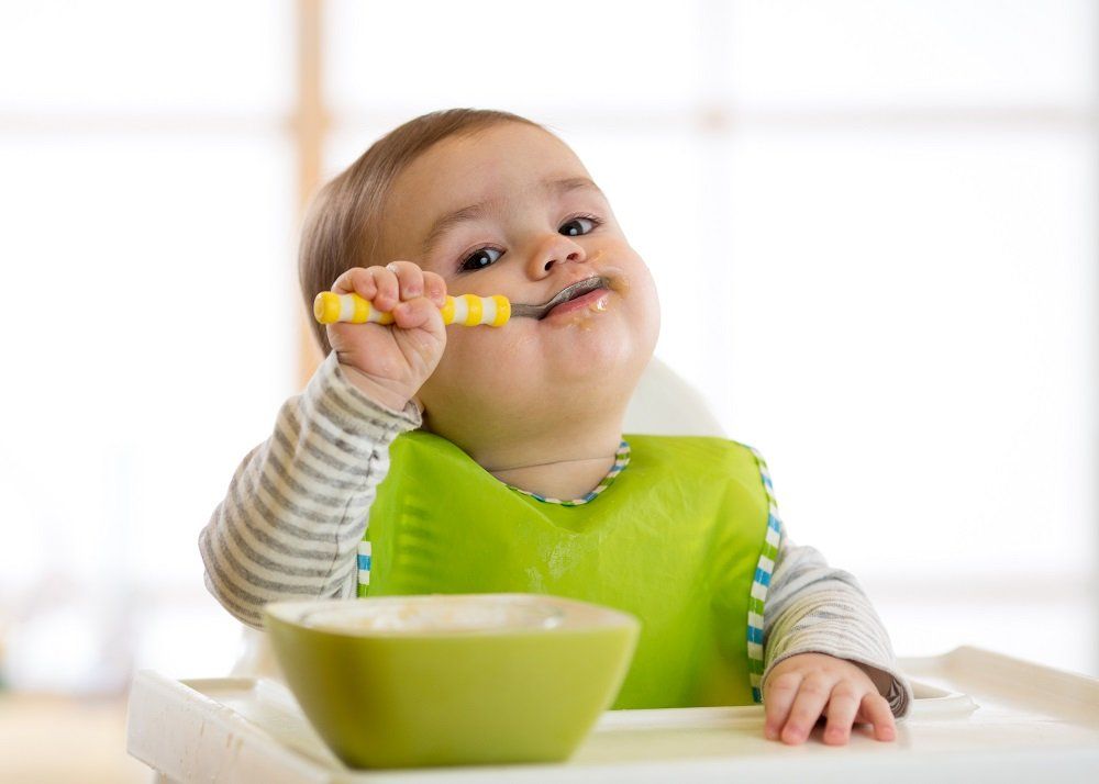 bimbo che mangia la pappa