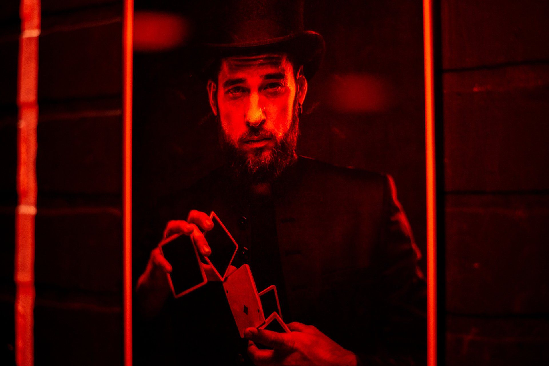 What does this picture of a card sharper mean?