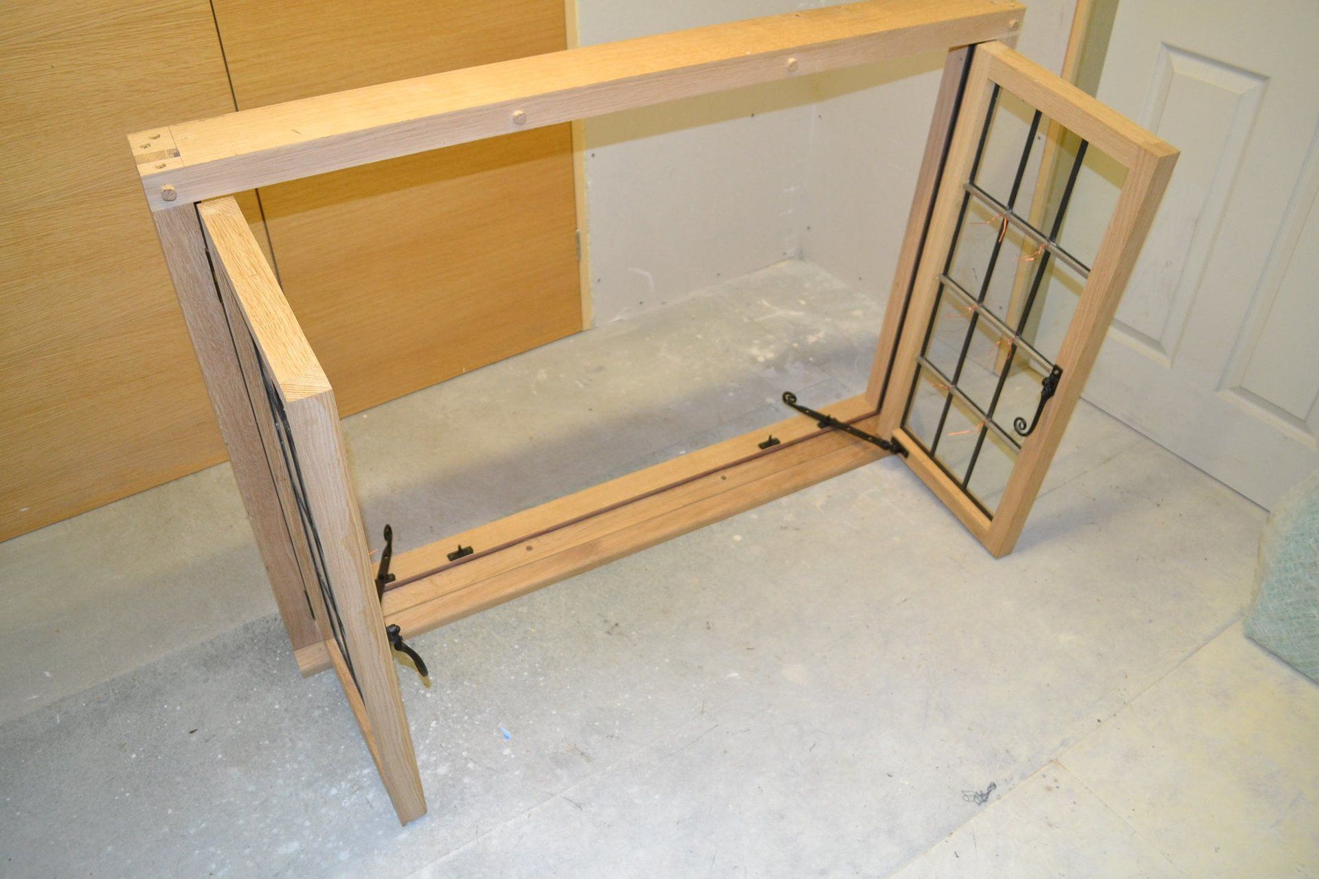 Oak window
Traditional leaded glass