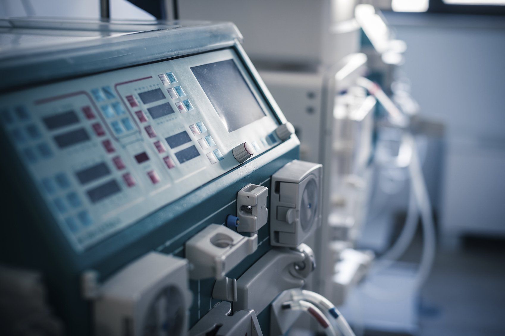 A close up of a medical device in a hospital room.