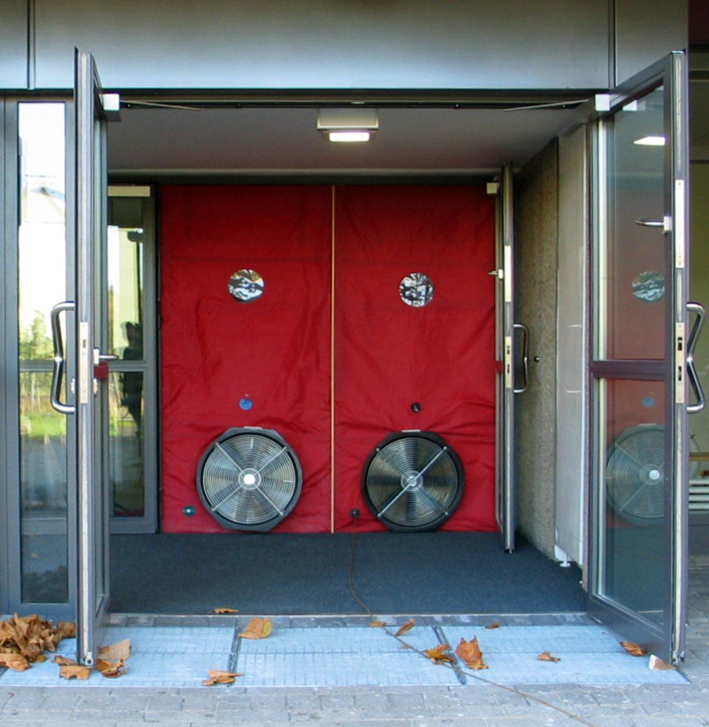Der Eingang besteht aus zwei roten Stofftüren mit Ventilatoren. Glastüren flankieren den Eingang.