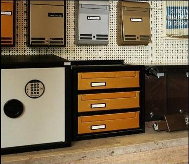 Cassette postali d' alluminio e una cassaforte