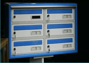 Cassette postali blu e bianche