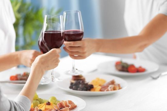 brindisi con tre bicchieri di vino rosso