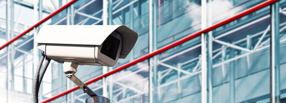 videocamera di sroveglianza di fronte un edificio