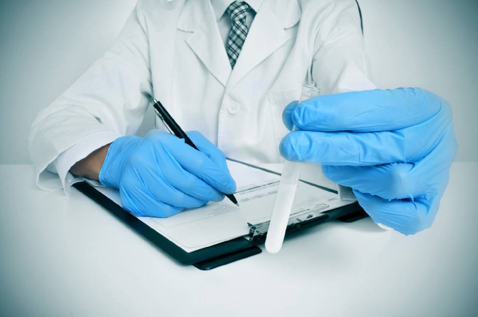 Medico con provetta