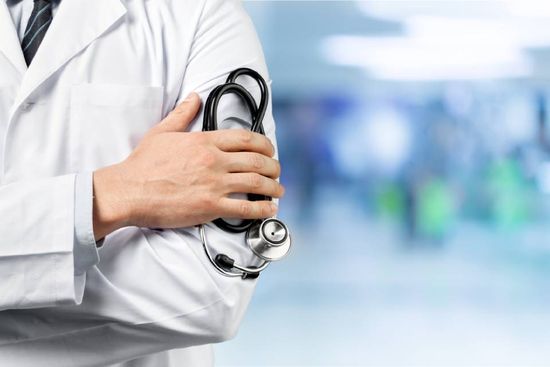 Medico a braccia conserte
