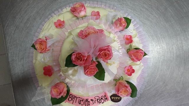 torta nuziale con rose