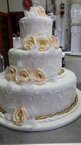 torta nuziale con pasta di zucchero