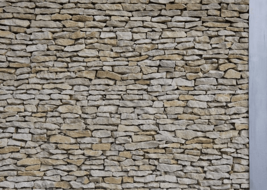 Steinmauer aus hellen, rechteckigen, horizontal angeordneten Steinen. Rechts davon befindet sich eine vertikale graue Fläche.