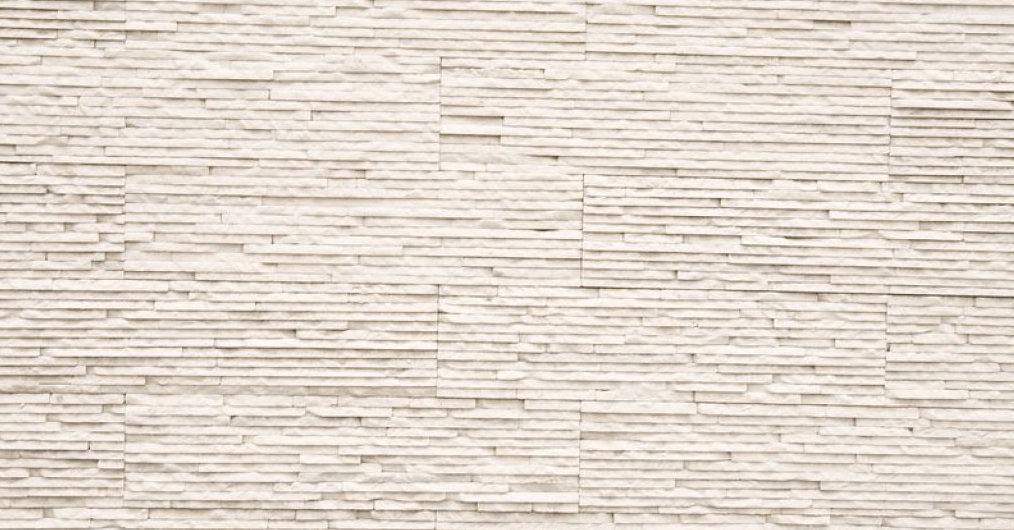 Struktur einer Mauer aus gestapelten Steinen in Weiß und Creme. Horizontale Linien erzeugen eine strukturierte Oberfläche.