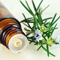 primo piano di bottiglietta con olio essenziale