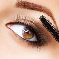 Primo piano di occhio di donna con mascara