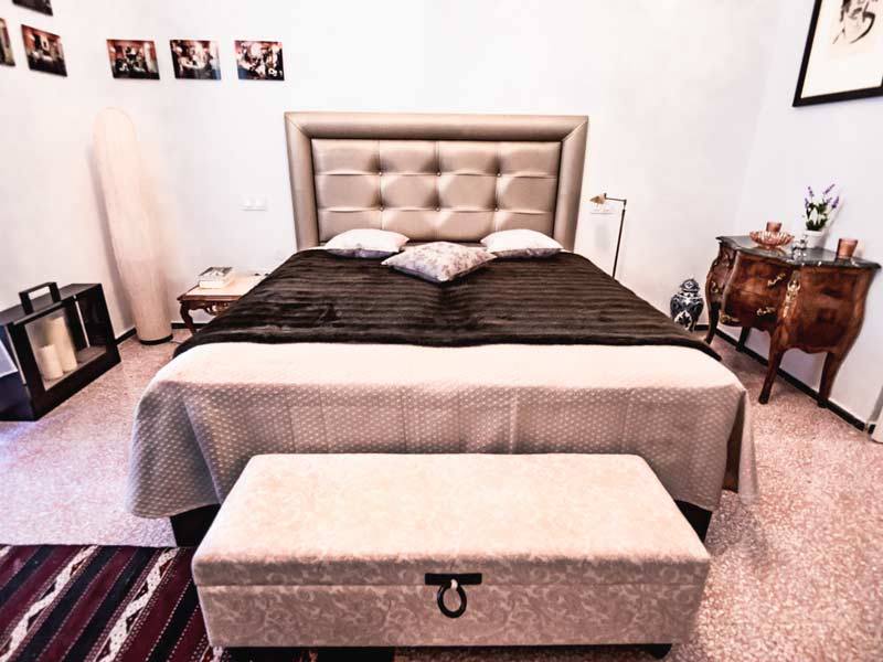 Ein Schlafzimmer mit großem Bett und Sitzbank