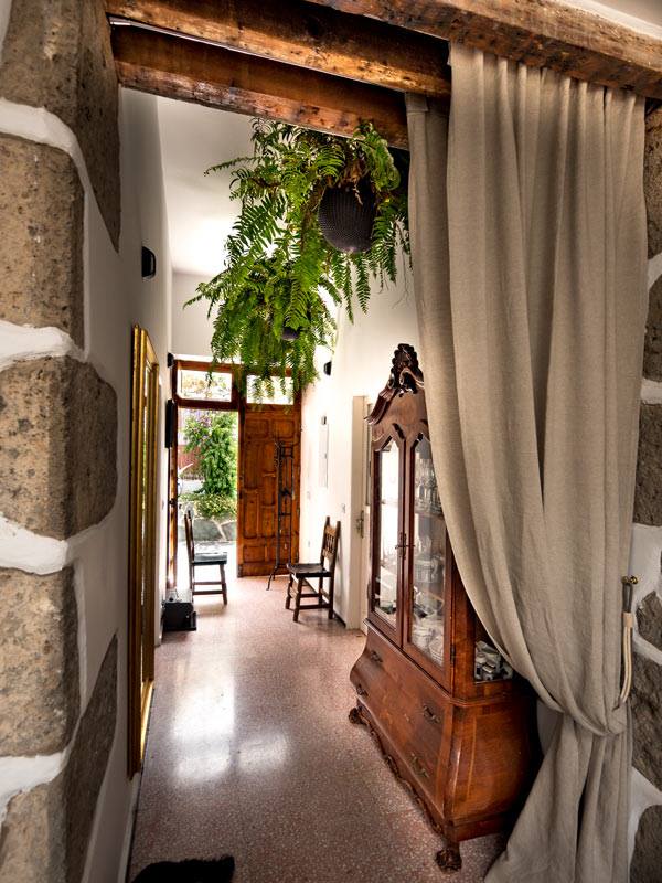 Ein Flur in einem Haus mit einer Kommode und Stühlen