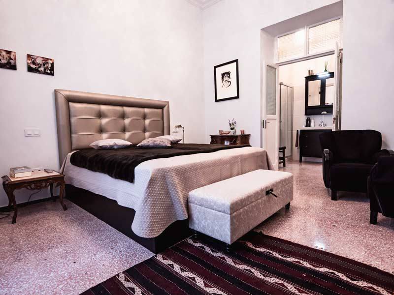 Ein Schlafzimmer mit großem Bett und Sitzbank