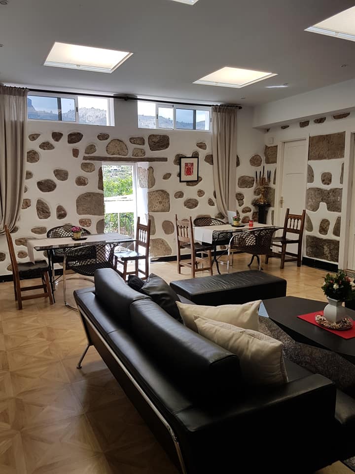 Ein Wohnzimmer mit Couch, Tisch und Stühlen