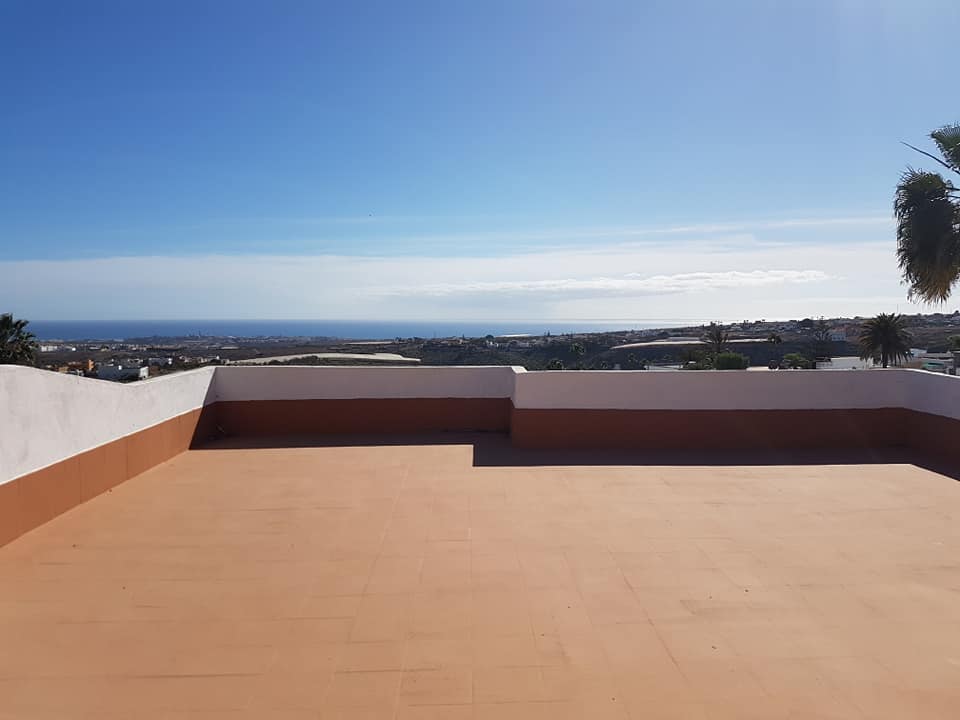 Vom Dach eines Gebäudes aus hat man einen Blick auf das Meer.
