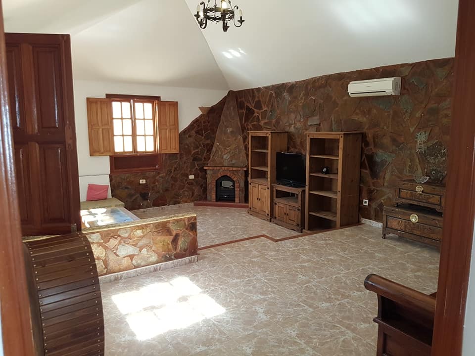 Ein Wohnzimmer mit Kamin und Fernseher