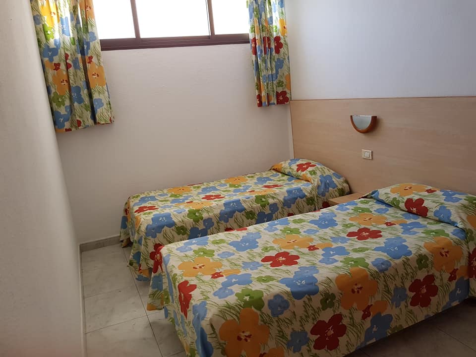 Ein Schlafzimmer mit zwei Einzelbetten und einem Fenster