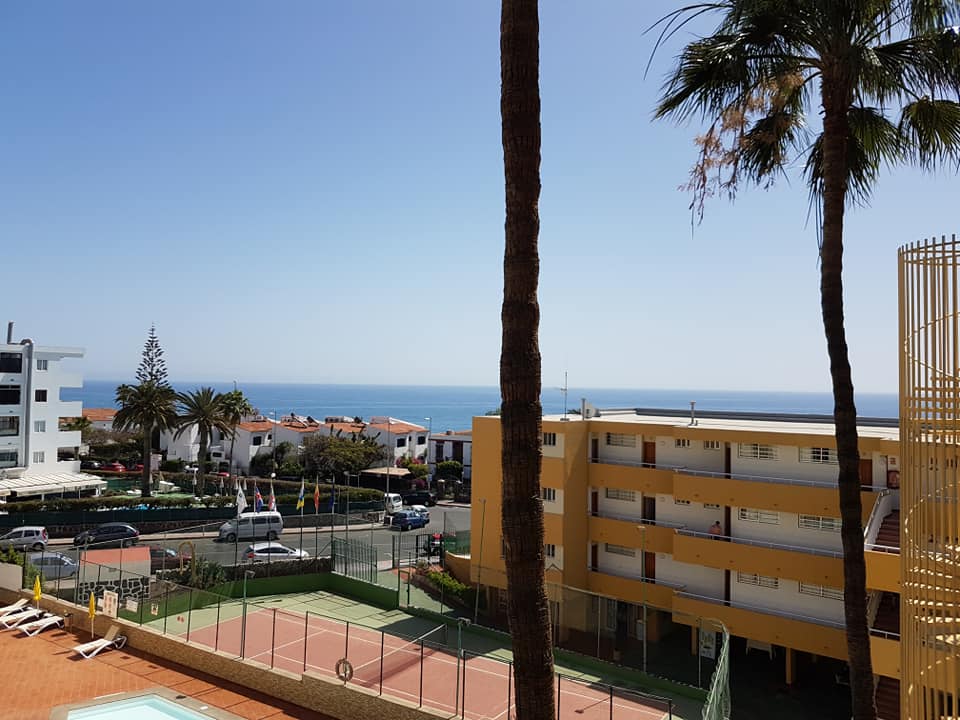 Ein Blick auf das Meer von einem Hotelbalkon