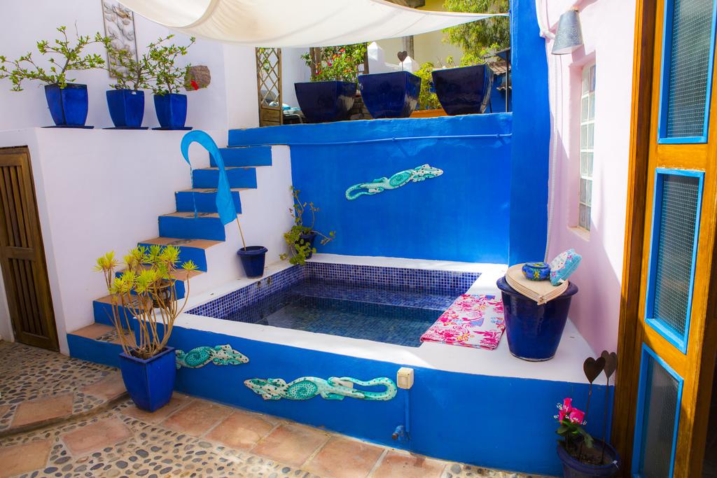Ein blau-weißer Raum mit Pool und Treppe