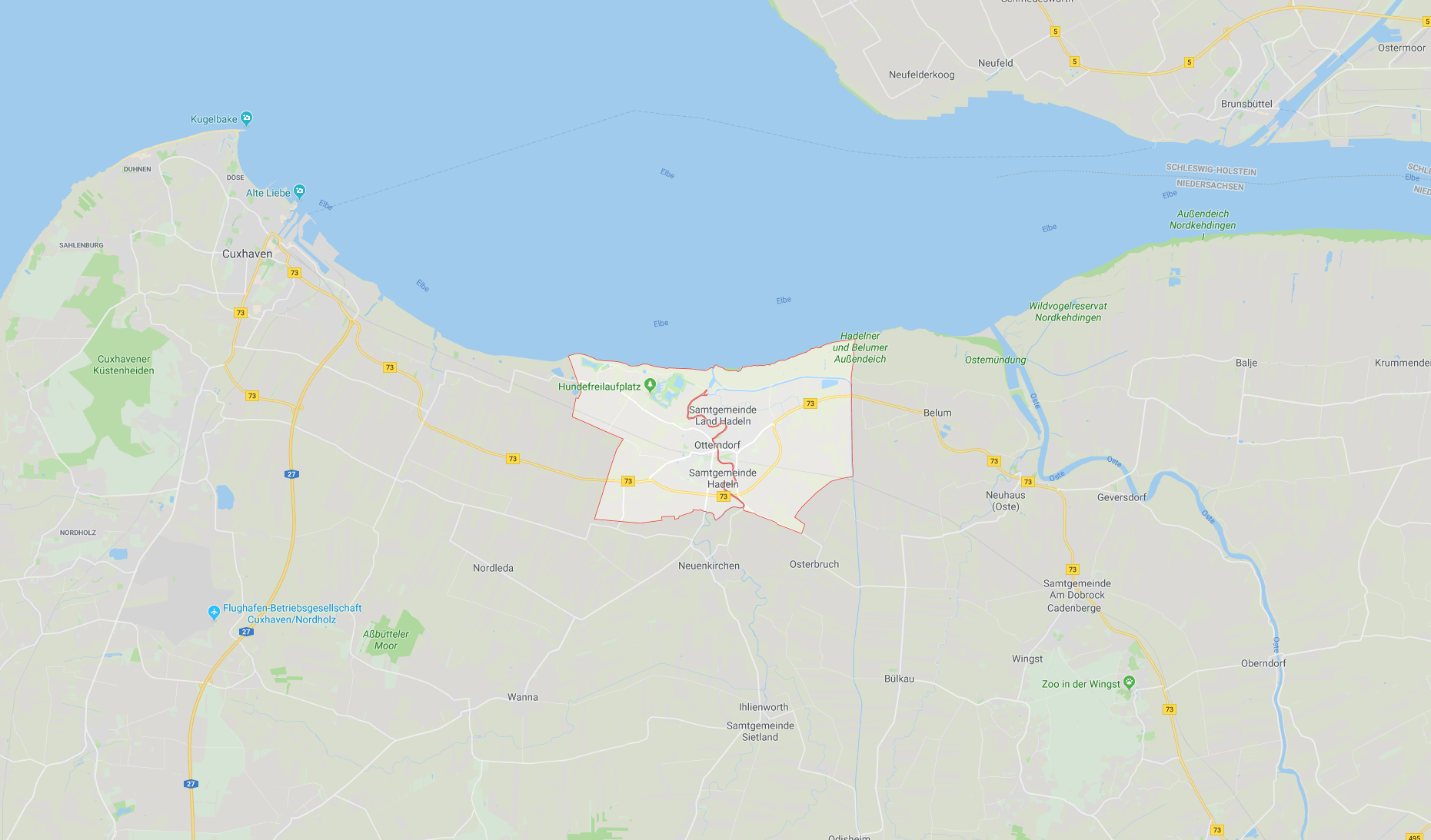 Eine Karte einer Stadt mit einem Gewässer im Hintergrund.
