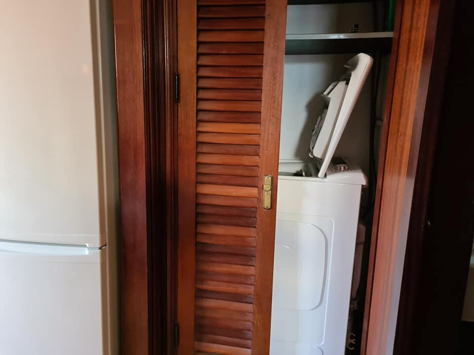Eine Waschmaschine und ein Trockner in einem Schrank mit offener Tür